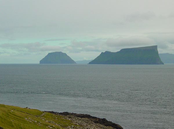 à gauche : Lítla Dímun, la seule île inhabitée des Féroé
