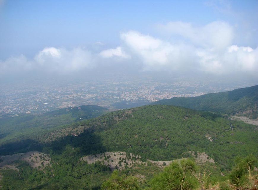 Plus haut, au loin : Herculanum...