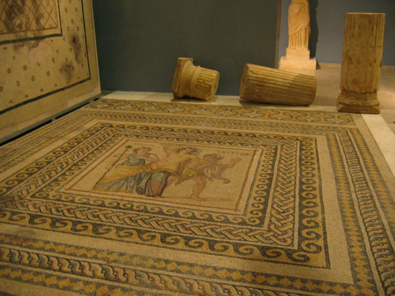 Dionysos, Telete et Skyrtos